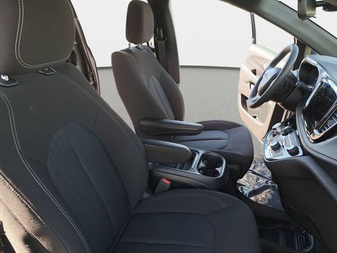 Used 2023 Chrysler Pacifica Touring FWD image 10