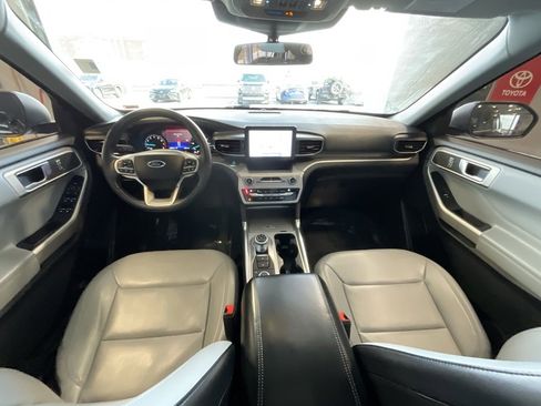 Used 2021 Ford Explorer XLT w/ Equipment Group 202A image 8