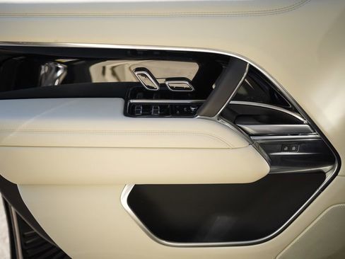 Used 2025 Land Rover Range Rover SE AWD/4WD image 34