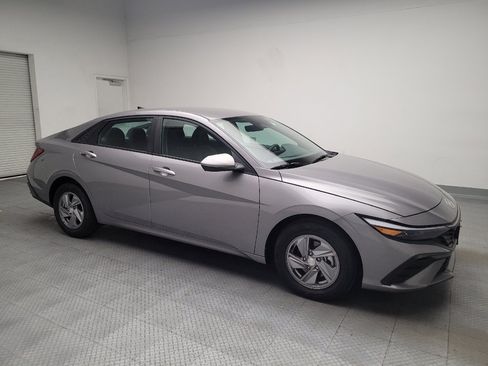Used 2024 Hyundai Elantra SE FWD image 11