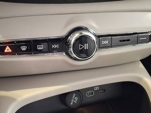 Used 2025 Volvo XC40 B5 Ultra w/ Climate Package image 17