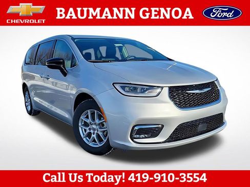 Used 2024 Chrysler Pacifica Touring-L FWD image 4