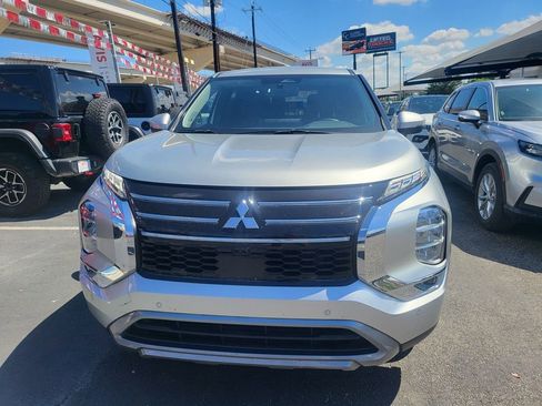 Used 2025 Mitsubishi Outlander SE image 2