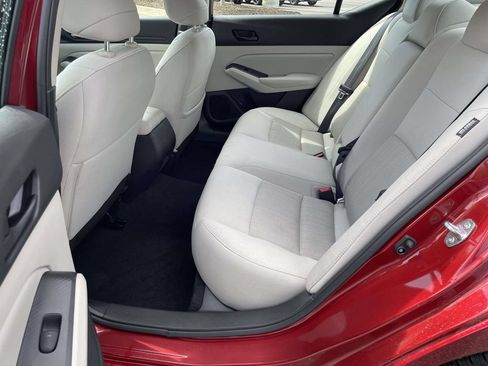 Used 2025 Nissan Altima 2.5 SV FWD image 11