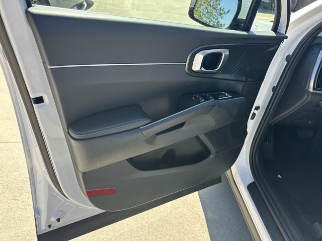 Certified 2025 Kia Sorento EX w/ Panoramic Sunroof Package AWD/4WD image 4