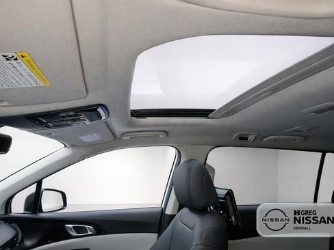 Used 2022 Kia Carnival SX Prestige image 9