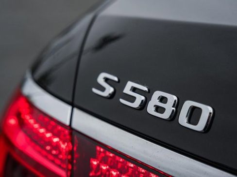 Used 2022 Mercedes-Benz S 580 4MATIC Sedan w/ 3D Technology Package image 9