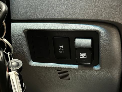 Used 2011 Toyota Tundra Limited w/ Memory Pkg AWD/4WD image 17