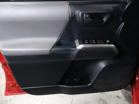 Used 2017 Toyota Tacoma SR5 w/ Tow Package image 10