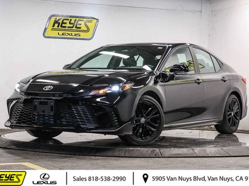 Used 2026 Toyota Camry SE FWD image 1
