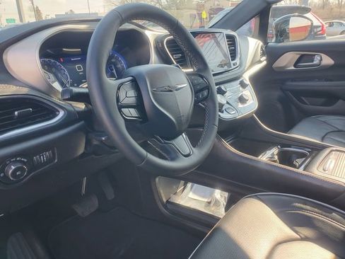 Used 2023 Chrysler Pacifica Limited w/ S Appearance Package image 15