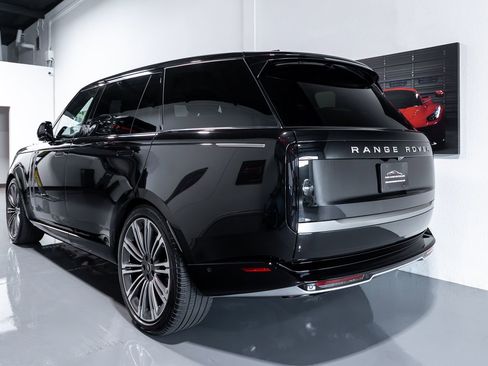 Used 2024 Land Rover Range Rover Long Wheelbase SE image 8