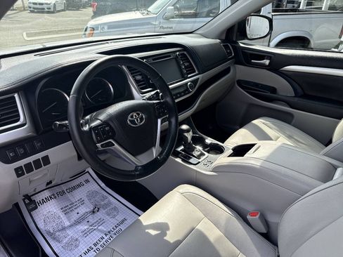 Used 2017 Toyota Highlander XLE AWD/4WD image 32