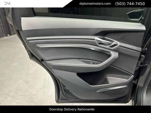 Used 2022 Audi e-tron Premium Plus w/ Premium Plus Package image 26