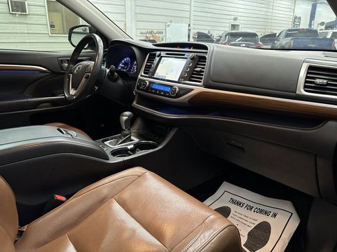 Used 2018 Toyota Highlander Limited Platinum image 28