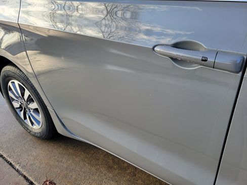 Used 2023 Chrysler Pacifica Touring-L FWD image 14