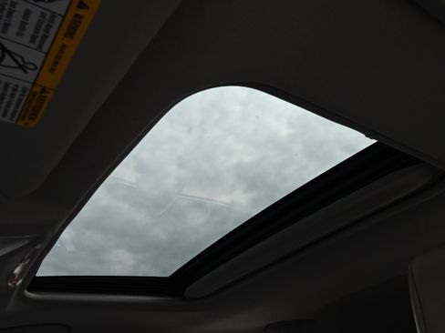 Used 2022 Toyota RAV4 XLE Premium image 24