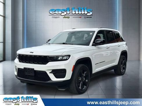 Used 2023 Jeep Grand Cherokee Altitude AWD/4WD image 7