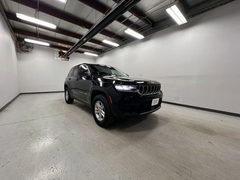 Used 2023 Jeep Grand Cherokee Laredo image 2