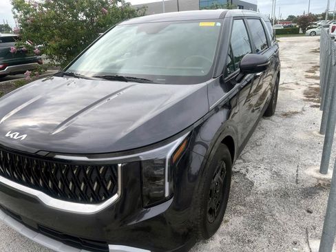 Used 2025 Kia Carnival FWD image 3