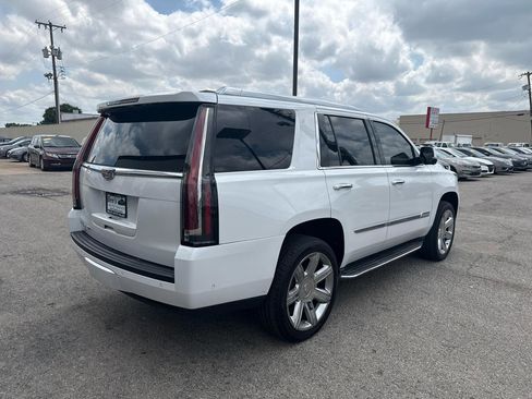Used 2017 Cadillac Escalade Luxury AWD/4WD image 6