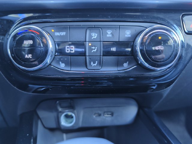 Used 2025 Chevrolet Trax LT w/ LT Convenience Package FWD image 19