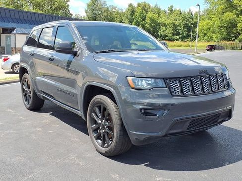 Used 2018 Jeep Grand Cherokee Altitude AWD/4WD image 4
