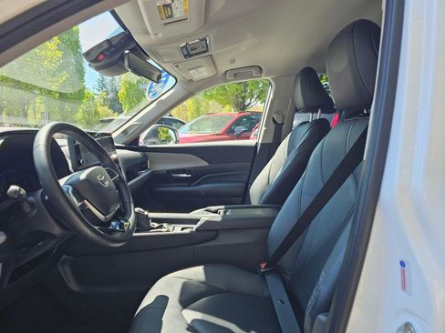 Used 2024 Toyota Grand Highlander AWD image 22