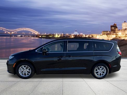 Used 2023 Chrysler Pacifica Touring-L image 2