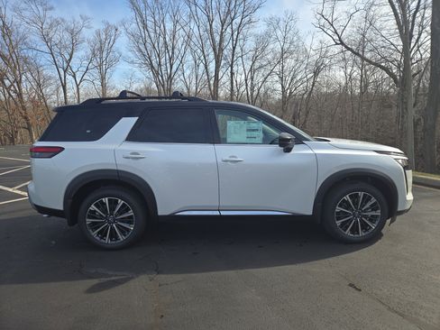 New 2026 Nissan Pathfinder Platinum image 2