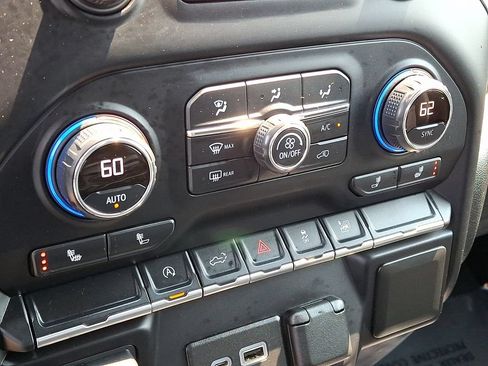 Used 2021 Chevrolet Silverado 1500 LT AWD/4WD image 16