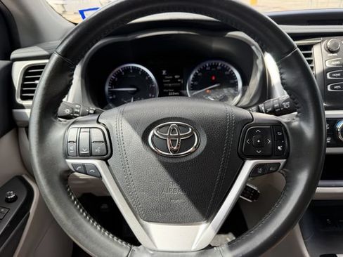 Used 2019 Toyota Highlander XLE AWD/4WD image 15