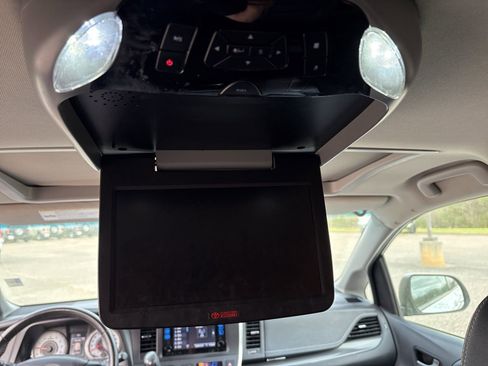 Used 2017 Toyota Sienna SE w/ SE Preferred Package image 12