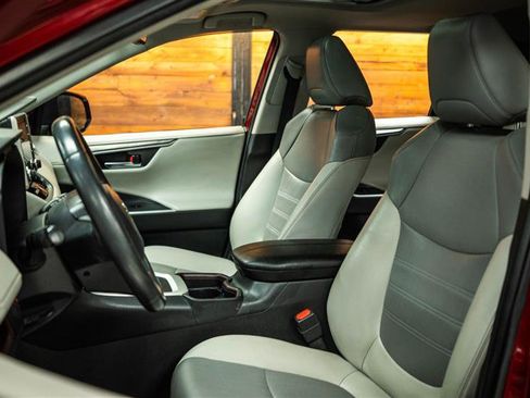 Used 2019 Toyota RAV4 Limited image 11