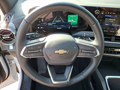 Used 2025 Chevrolet Equinox LT FWD image 12