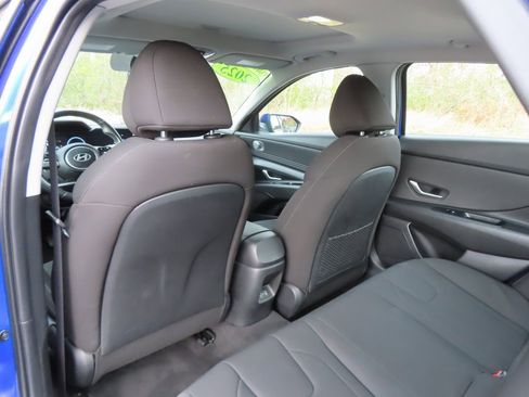 Used 2025 Hyundai Elantra SEL image 21