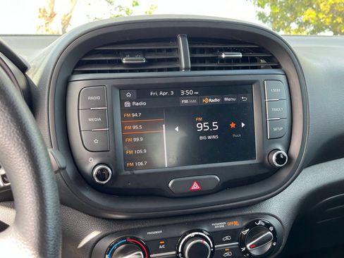 Used 2025 Kia Soul LX w/ LX Technology Package FWD image 20