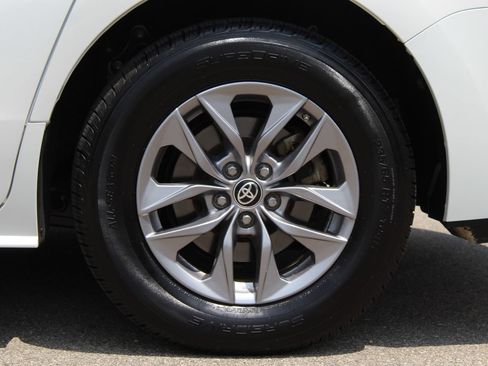Used 2024 Toyota Sienna XLE FWD image 29