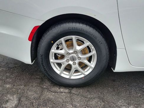 Used 2023 Chrysler Pacifica Touring-L FWD image 7