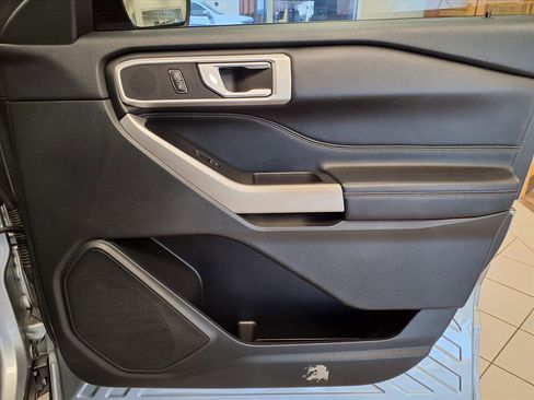 Used 2022 Ford Explorer XLT image 12