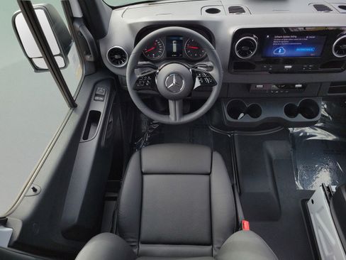 Used 2025 Mercedes-Benz Sprinter 2500 image 10