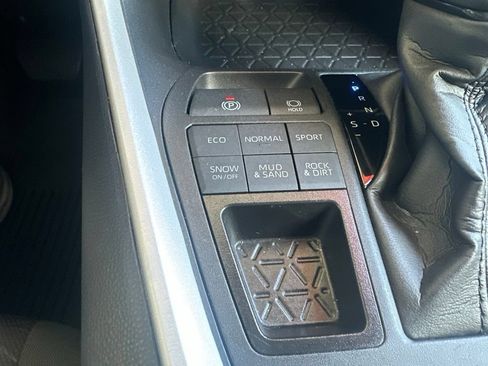 Used 2025 Toyota RAV4 XLE AWD/4WD image 32