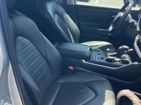Used 2022 Toyota Highlander XLE FWD image 11