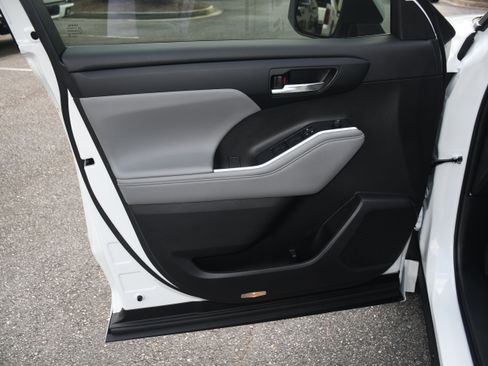 Certified 2024 Toyota Highlander XLE image 10