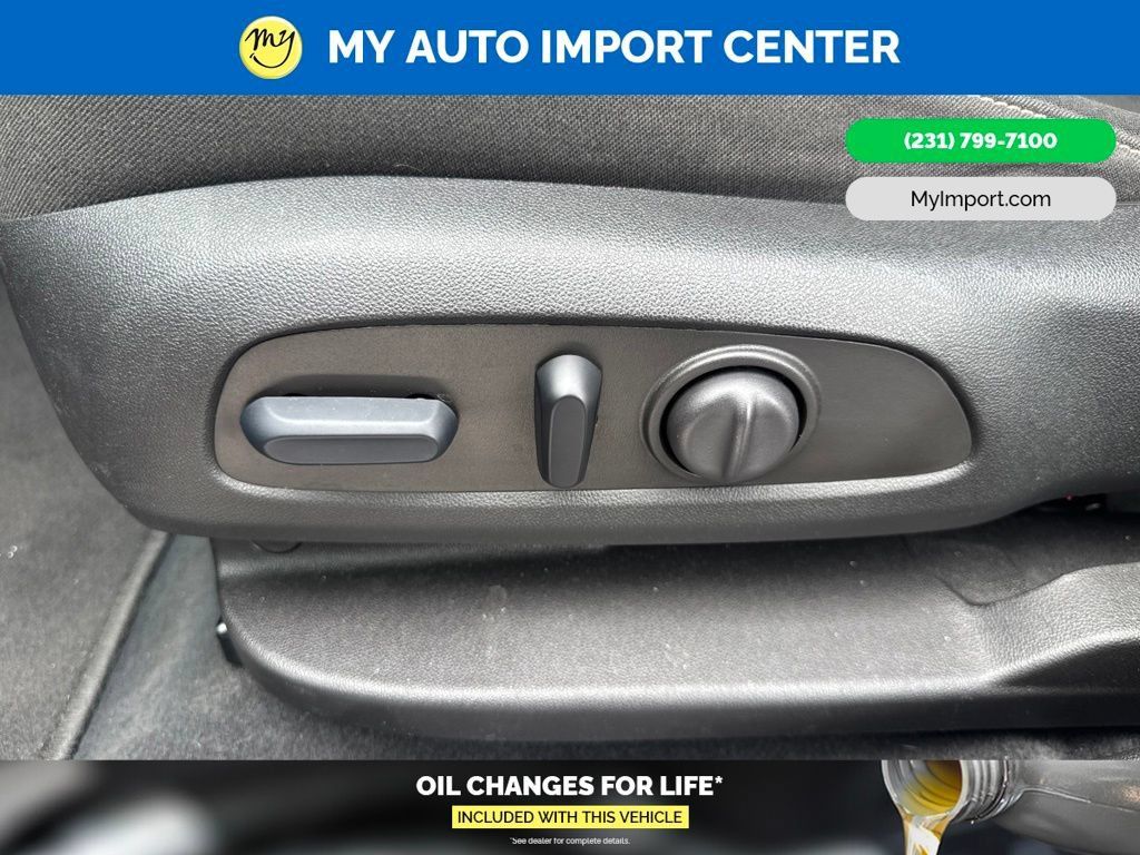 Used 2023 GMC Acadia SLE w/ Driver Convenience Package FWD image 13