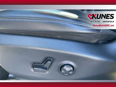 Used 2023 Chrysler Pacifica Touring-L image 19