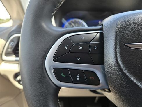 Used 2023 Chrysler Pacifica Touring-L FWD image 19