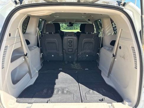 Used 2021 Chrysler Pacifica Touring w/ Uconnect Theater Family Group FWD image 10