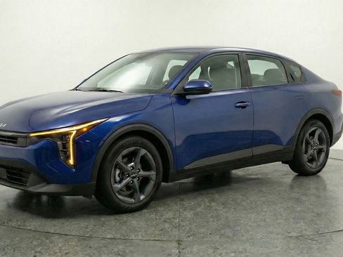 Used 2025 Kia K4 LXS image 3