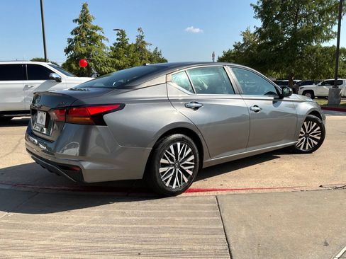 Used 2024 Nissan Altima 2.5 SV FWD image 6